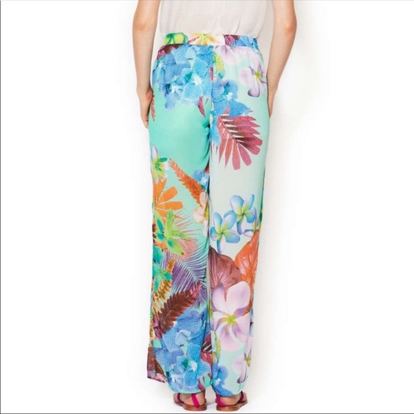 Funky beach pants with tropical flower pattern. - Picture 3 of 4